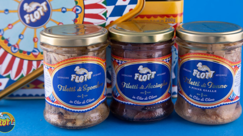 l'immagine mette in evidenza una linea di pesce conservato della flott, legata alla sicilia nel suo packaging
