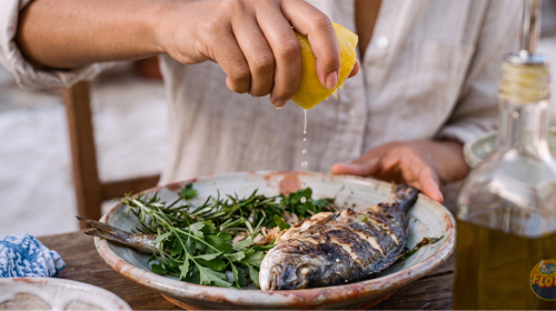 Il pesce azzurro è uno di quegli alimenti da sempre presenti sulle nostre tavole, capace di unire gusto, semplicità e versatilità. Una confezione di pesce conservato può essere l’ingrediente ideale per un pranzo veloce, ma anche quello capace di dare carattere a una ricetta più elaborata. È, inoltre, un prodotto facile da conservare, pratico da utilizzare e naturalmente ricco di nutrienti.